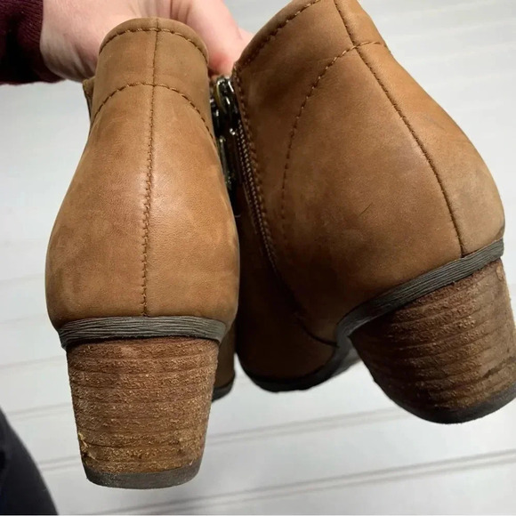 Blondo  Villa Waterproof Ankle Bootie - Picture 7 of 11